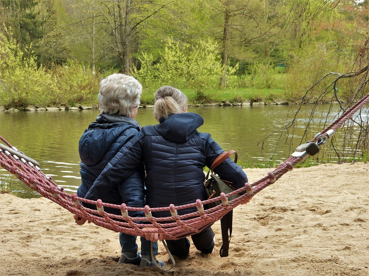 Zwei Frauen sitzen auf einer Hängematte